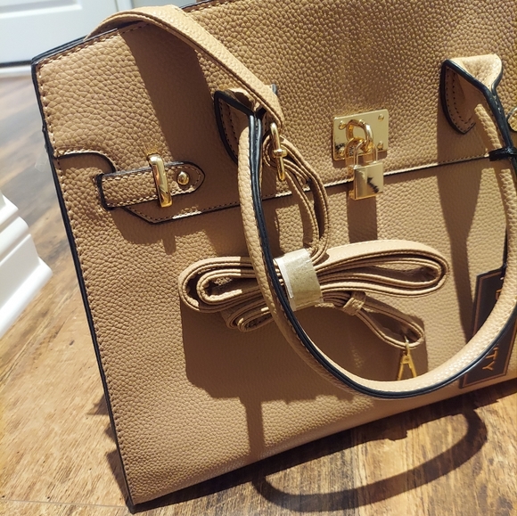 Designer inspired tan and gold buckle handbag - Picture 2 of 12